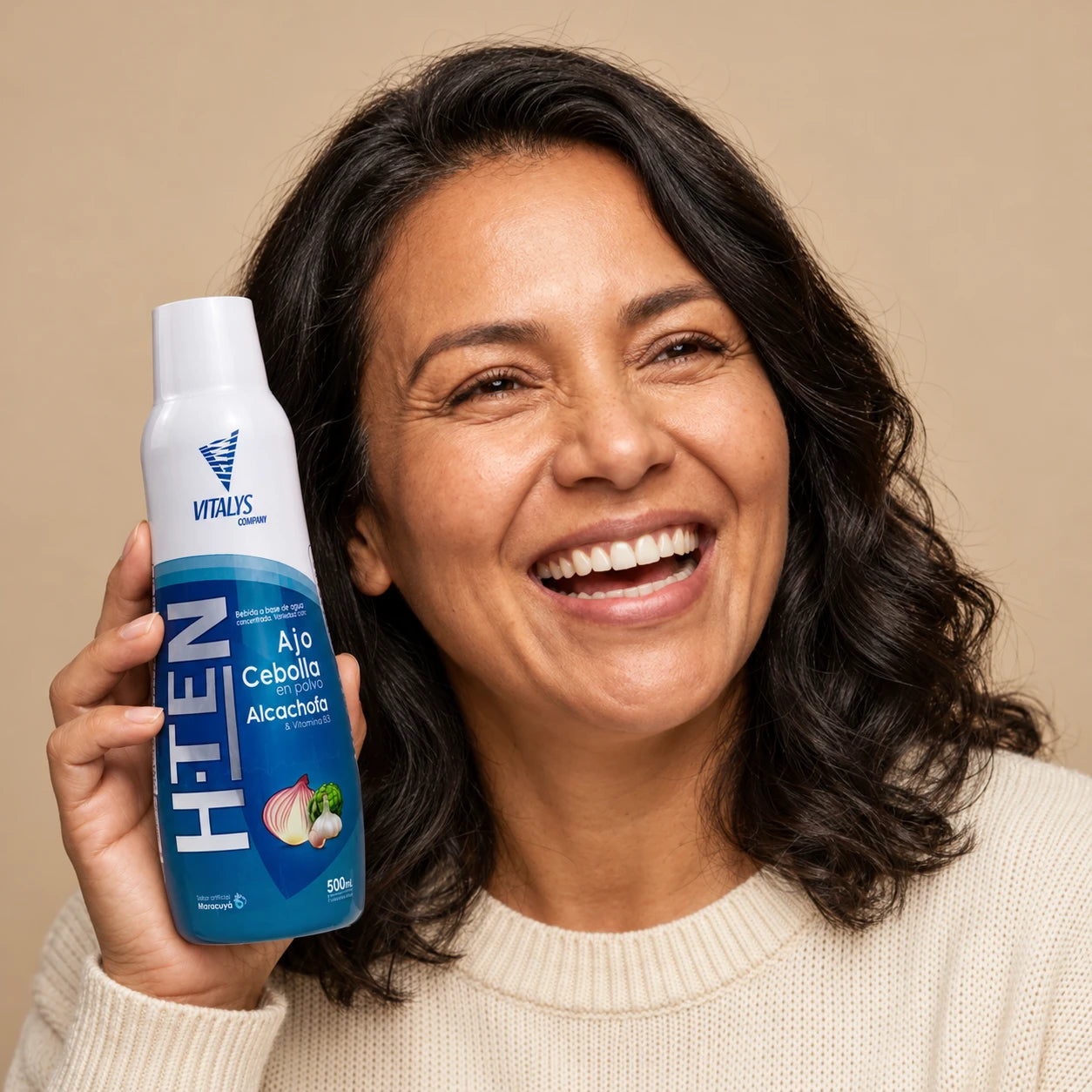 Mujer sonriente sosteniendo una botella de H-TEN